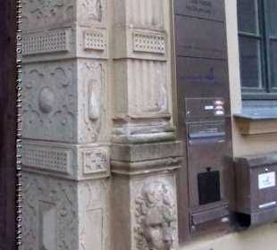 Detailaufnahme rechts des Renaissanceportals