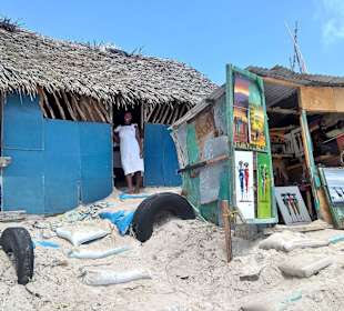 Masagehütte und kleiner Shop