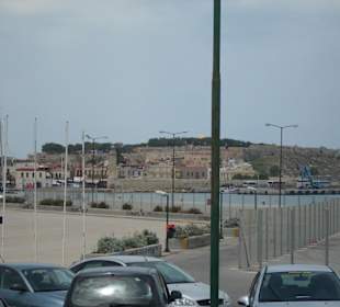 Blick vom Stadthafen zur Festung