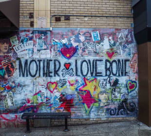 Monter Love Bone Graffiti