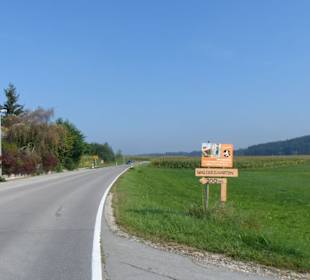 Abbiegehinweis von der Hauptstraße