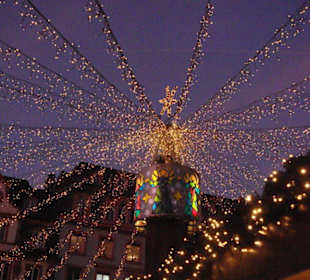 Die Heunensäule mit der schönen Weihnachtsbeleucht
