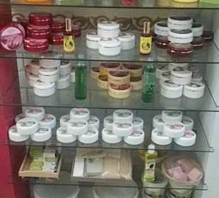 Regal mit Cremes