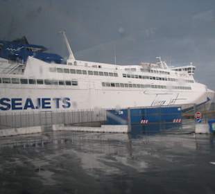 На этом судне началась экскурсия на Санторини.