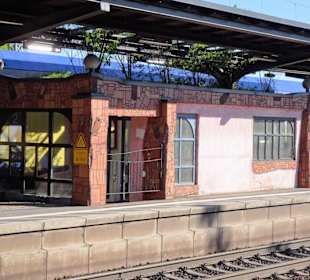 An den Gleisen des Hundertwasser Bahnhofs Uelzen