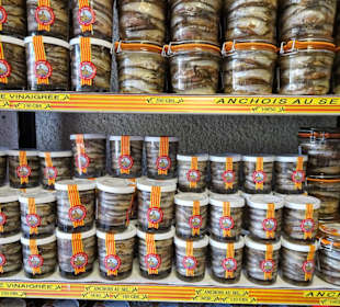 Blick in Regale und Kühltresen bei Anchois Roque