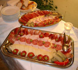 Tomaten Käse Platte vom Frühstücksbuffet