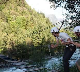 Hängebrücke im Hochseilgarten