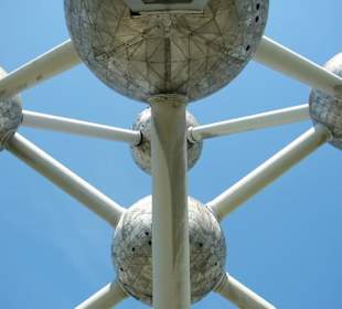Unter dem Atomium in Brüssel