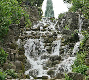Das Nationaldenkmal oberhalb vom Wasserfall