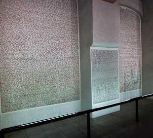 Schiften an de Wänden der Pingas Synagoge 