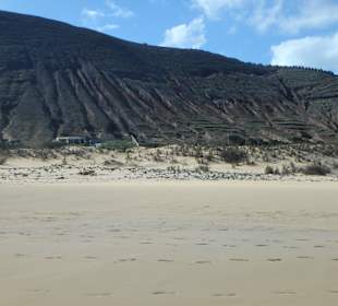 Felsformationen hinter dem Strand