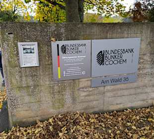 Vor dem Eingang zum Bunker