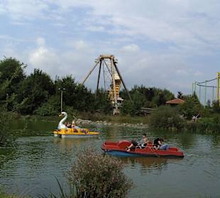Tretboote und Riesenschiff im Skyline Park