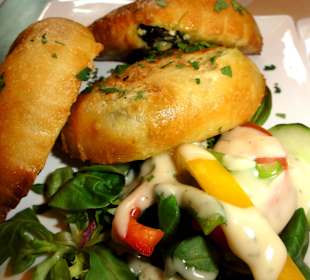 Hefeteigtaschen mit Käse-Spinat-Füllung an Salat