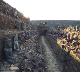 Von d. ehemals 90.000 Buddhas sind viele zerfallen