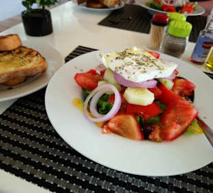 Griechischer Salat mit Kräuterbutterbaguette