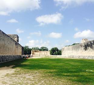 Поле для игры в мяч