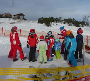 Kinderschischule beim Aufwärmen/Spielen
