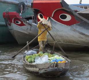 Kleines Boot neben Transportschiffen