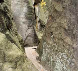 Droga w skalnym mieście