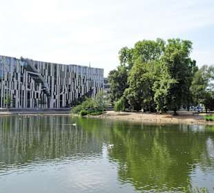 Blick vom Hofgarten zum Kö-Bogen