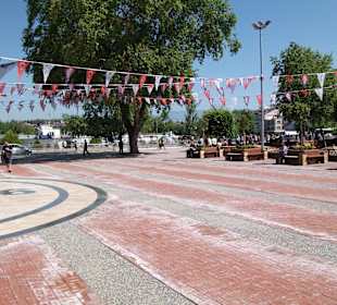 Der schöne Platz mit Aussicht auf den Fluß