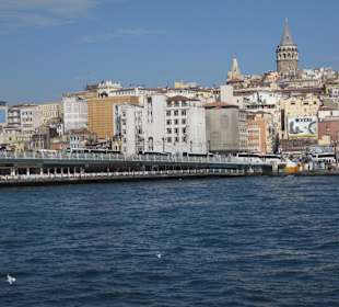 Die Galata Brücke vom wasser aus gesehen