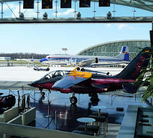 Flugzeuge im Hangar 7