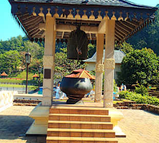 Dzwon przed Świątynią