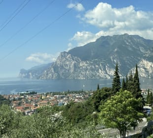 Ausblick vom Bus auf den Gardasee