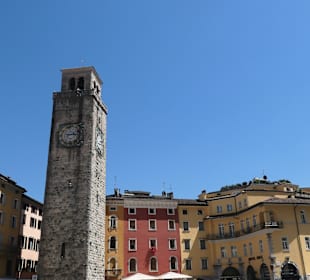 Torre Apponale bei der Piazza III Novembre