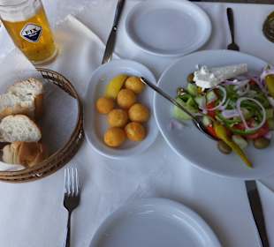 Käsebällchen und Griechischer Salat