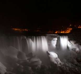 Amerikanische Fälle bei Nacht und Eis