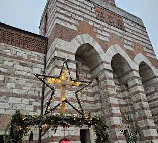 Außenansicht mit Kirchplatz