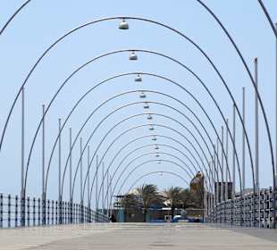 Blick auf die geöffnete Brücke von Otrabanda