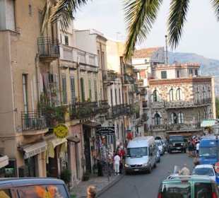Weg vom Parkplatz in die Stadt