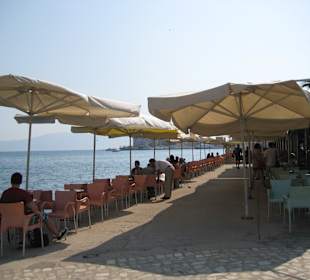 Großes Café-Restaurant am Hafen