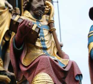 Figuren im Schönen Brunnen