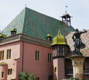 Koifhus mit fabigem Dach und General Schwendi-Brun