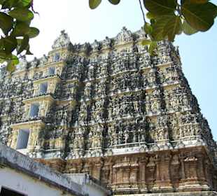 Figurengeschmückter Turm des Tempels