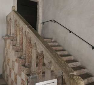 In der Eingangshalle vom Palazzo Geremia