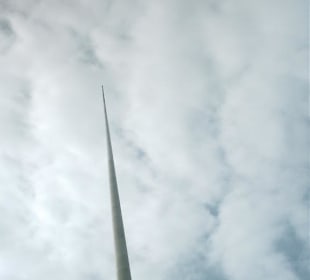 Lo spire tra le nuvole