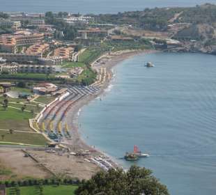 Der Strand aufgenommen vom Berg. 