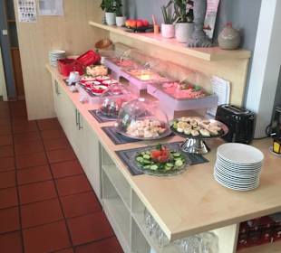 Aufschnitt/Käse und frische Salate