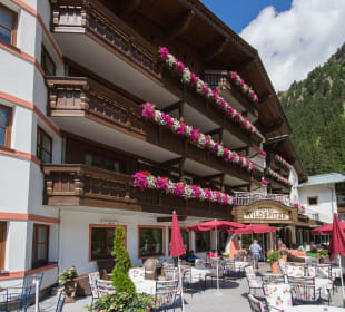 Terrasse et entrée