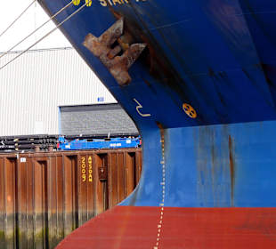 Frachter an der Pier