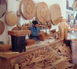 Intarsienarbeiten aus Thujaholz