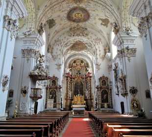 Blick in das Kirchenschiff von St. Mang