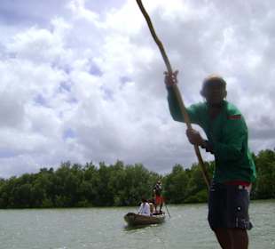 Pescatori sulla canoa sul mangue seco